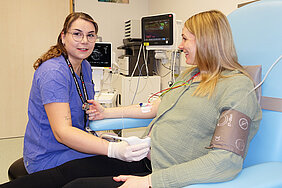 Karina Reinhard, leitende Anämie Nurse, führt bei der schwangeren Patientin Antonia Krißmer eine Ultraschallkontrolle nach der Eiseninfusionsgabe durch. 