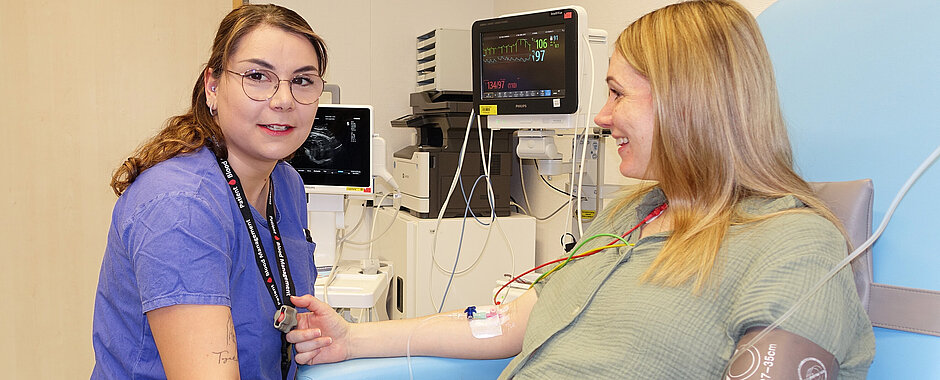 Karina Reinhard, leitende Anämie Nurse, führt bei der schwangeren Patientin Antonia Krißmer eine Ultraschallkontrolle nach der Eiseninfusionsgabe durch.