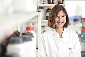 Claudia Sommer mit weißem Kittel im Labor 