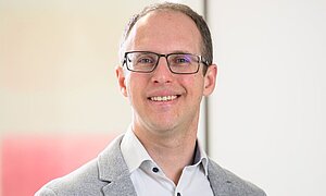 Prof. Dr. Dr. phil. Aleander Soutschek. Foto: Daniel Peter Portraitfoto von Prof. Dr. Dr. phil. Alexander Soutschek