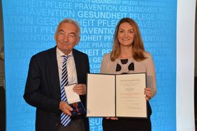 Prof. Dr. Georg Ertl wurde am 28.10.2024 mit dem Bundesverdienstkreuz ausgezeichnet. Übereicht wurde der Verdienstorden durch Bayerns Gesundheits- und Pflegeministerin Judith Gerlach. Foto: StMGP