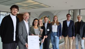 Gemeinsame Freude über die Auszeichnung für das UKW: Patrick Hetzer (FLEX-Büro UKW), Alexander Pröbstle (Direktor der AOK Würzburg), Cashanna Schöller, Anke Kaiser (beide FLEX-Büro UKW), Matthias Uhlmann, stellvertretender Pflegedirektor am UKW, Delia Schumacher (FLEX-Büro UKW), Dr. Tim von Oertzen, Ärztlicher Direktor des UKW und Volker Weißmann (Berater für Betriebliches Gesundheitsmanagement, AOK, v.l.)