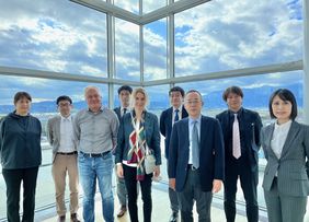 Das Bild zeigt Carola Förster und Markus Sauer umring von japanischen Wissenschaftlerinnen und Wissenschaftlern 