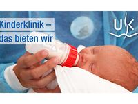 Baby, das gefüttert wird. Aufschrift: Kinderklinik. Das bieten wir.