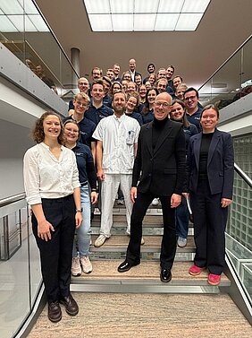 25 Jahre AGN: Die aktuellen Tutoren, Prof. Wurmb (ärztlicher Leiter der AGN), Dr. Andreas Schoefinius (Gründungsmitglied der AGN) und Dr. Michael Schultheiß (ehemaliger AGN-Leiter) bei der Jubiläumsveranstaltung. Foto: UKW