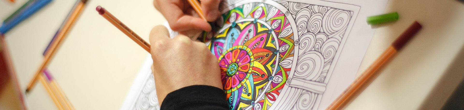 Kinder malen ein Mandala aus