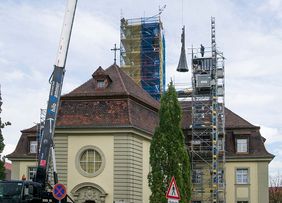 Turmspitze wird über Zeitkapsel gesetzt