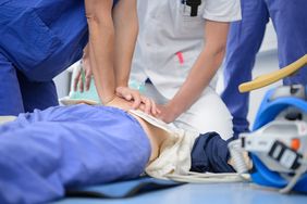 Der plötzliche Herz-Kreislauf-Stillstand (englisch Cardiac Arrest) zählt zu den häufigsten Todesursachen in den Industrieländern.