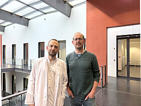 Die beiden Forscher im RVZ - Marcel Schwinger trägt einen weißen Kittel. 