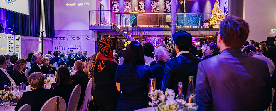 Das Bild zeigt einen Blick in den Saal aus der hinteren Reihe, die Bühne ist eine Etage höher. 