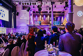 Das Bild zeigt einen Blick in den Saal aus der hinteren Reihe, die Bühne ist eine Etage höher. 