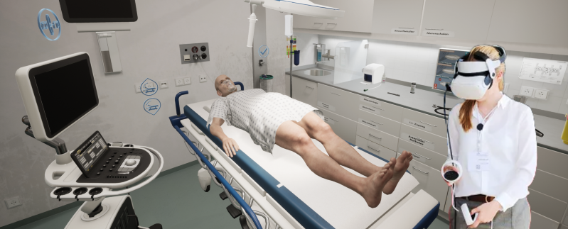 Eine Medizinstudierende bewegt sich mit virtueller Brille in einem Untersuchungsraum