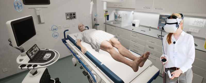 Eine Medizinstudierende bewegt sich mit virtueller Brille in einem Untersuchungsraum