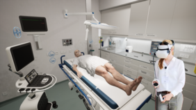 Eine Medizinstudierende bewegt sich mit virtueller Brille in einem Untersuchungsraum
