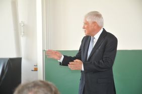 Klinikdirektor Prof. Dr. Christian Speer moderierte das Programm.