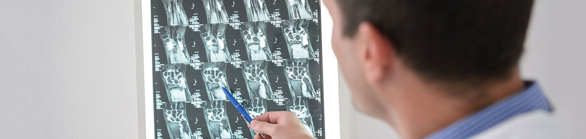 Iillustrationsbild: Arzt betrachtet Ultraschallbilder eines Patienten