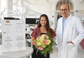 Die Zahnmedizinische Fachangestellte Sophie Blatz mit Prof. Dr. Gabriel Krastl, dem Geschäftsführenden Direktor des Zentrums für Zahn-, Mund- und Kiefergesundheit am Uniklinikum Würzburg. 