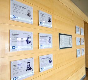Zwölf Gelehrtentafeln hängen im Zentrum Innere Medizin