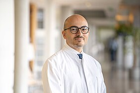 Prof. Dr. Tareq Juratli wird am 1. Oktober neuer Direktor der Klinik und Poliklinik für Neurochirurgie am Universitätsklinikum Würzburg (UKW) und Lehrstuhlinhaber für Neurochirurgie. Foto: UKW / Anna Wenzl