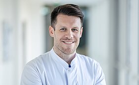 Porträtbild von Jan-Peter Grunz im Kittel 