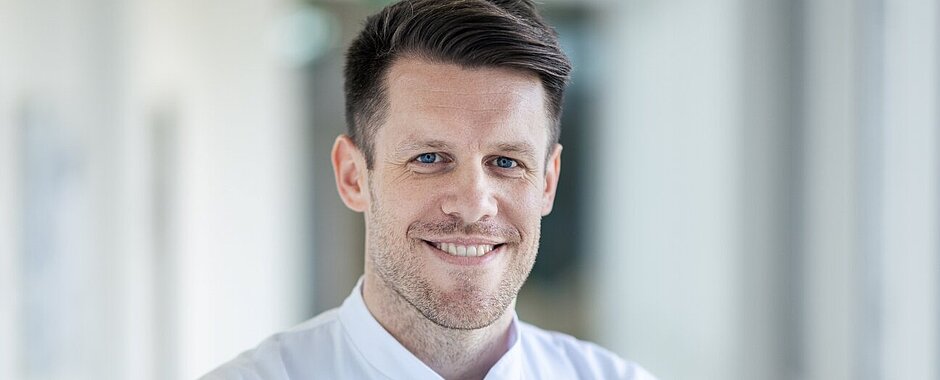 Porträtbild von Jan-Peter Grunz im Kittel 