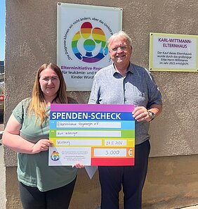 Übergabe eines symbolichen Spendenchecks an die Elterninitiative durch eine Privatperson namens Kurt Kröttinger. Dieser hatte anlässlich zu seinem 60. Geburtstag seine Gäste zu einer Spende statt Geschenken aufgerufen.