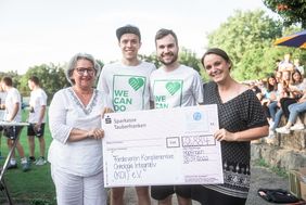 Übergabe des Spendenschecks durch die Organisatoren der Aktion an den Förderverein Komplementäre Onkologie Integrativ (KOI) e.V. Würzburg. 