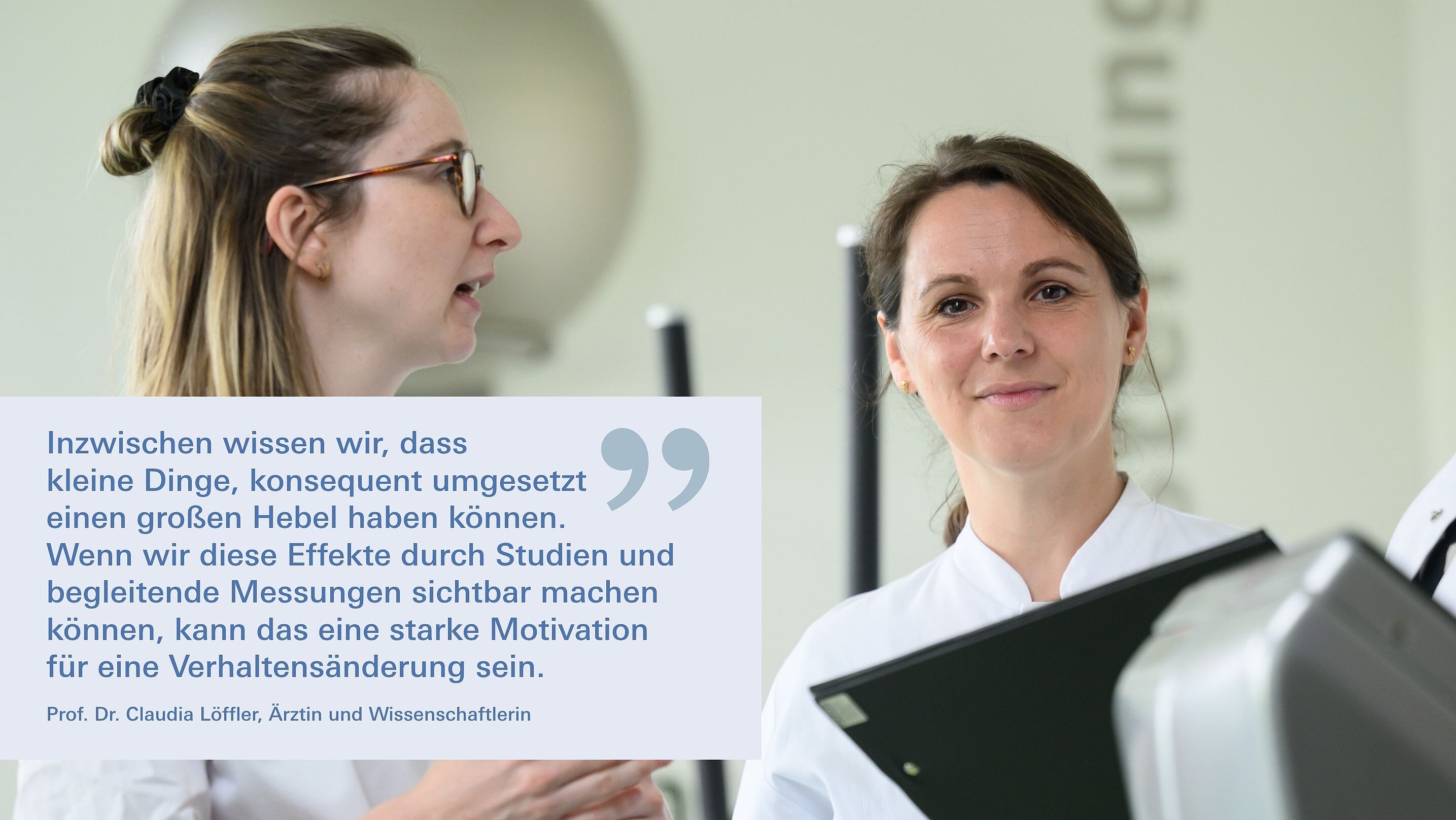 WIS Claudia Löffler Zitat Studien Claudia Löffler mit Team in der Physiotherapie, im Bild ein Zitat: Inzwischen wissen wir, dass kleine Dinge, konsequent umgesetzt einen großen Hebel haben können. Wenn wir diese Effekte durch Studien und begleitende Messungen sichtbar machen können, kann das eine starke Motivation für eine Verhaltensänderung sein.