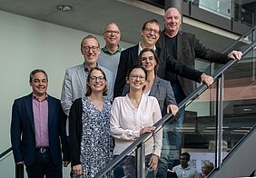 Arbeitsgruppenleiter und -leiterinnen haben sich auf der Treppe im Foyer des RVZ aufgestellt. 