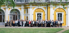 Gruppenbild mit allen Teilnehmenden des Symposiums vor dem historischen Gartenpavillon des Juliusspitals