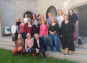 Teilnehmende stehen vor altem Gebäude auf dem Klostergelände der Erlöserschwestern