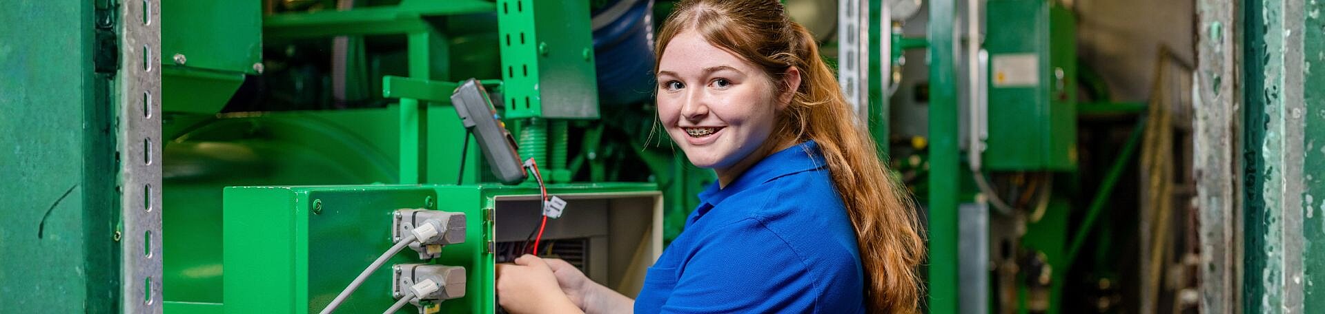 Azubine im Bereich Betriebstechnik. Foto: Salih Usta Symbolbild: Azubine an einem Schaltkasten