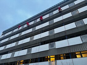 Zwölf Höhenretter der Berufsfeuerwehr Würzburg in Nikolauskostümen und mit Geschenkesäcken seilten sich an der UKW-Kinderklinik und an der Kinderchirurgie ab. Auch über die Drehleiter wurden Geschenke an die kleinen Patientinnen und Patienten des UKW verteilt. Die Aktion fand bereits zum vierten Mal statt. Fotos: UKW / Kim Sammet