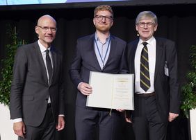 Prof. Dr. Benedikt Pannen, Dr. Dr. Benedikt Schmid und Kongresspräsident Prof. Dr. Bernhard M. Graf bei der Vergabe des Stipendiums