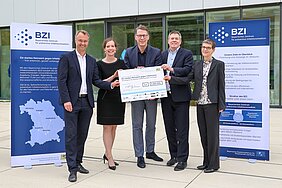 Das Bayerische Zentrum für präventive Infektionsmedizin (BZI) wurde am 13.05. in Würzburg feierlich eröffnet: Prof. Dr. Klaus Überla (Erlangen), Prof. Dr. Stefanie Kampmeier (Würzburg), Staatsminister Markus Blume, Prof. Dr. Oliver Kurzai (Würzburg) und Prof. Dr. Uta Behrends (München), von links. Foto: UKW / Rudi Merkl