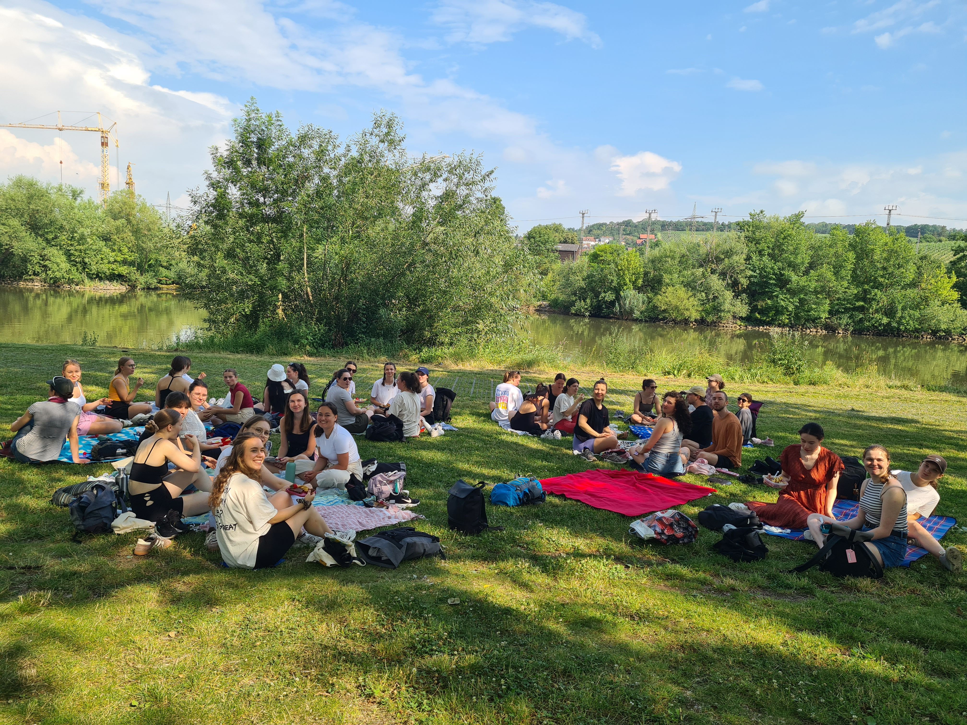 Azubis picknicken gemeinsam
