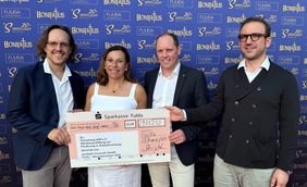 Bei der Spendenübergabe in Fulda (von links): Björn Steinacker und Gabriele Nelkenstock (beide Stiftung „Forschung hilft“), Peter Scholz (Spotlight Musicals GmbH) und Prof. Dr. Imad Maatouk (Uniklinikum Würzburg).