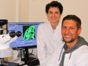 Dr. Lukas Hofmann aus dem Forscherteam und Prof. Dr. Nurcan Üçeyler