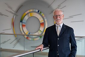 Prof. Dr. Christoph Reiners wurde anlässlich seines 80. Geburtstags für sein Lebenswerk mit einem Symposium am Uniklinikum Würzburg geehrt.