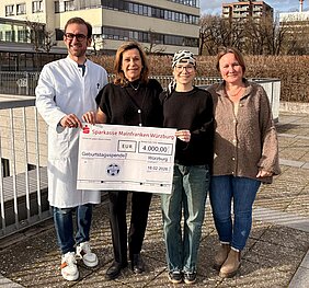 Gruppenbild mit Scheck