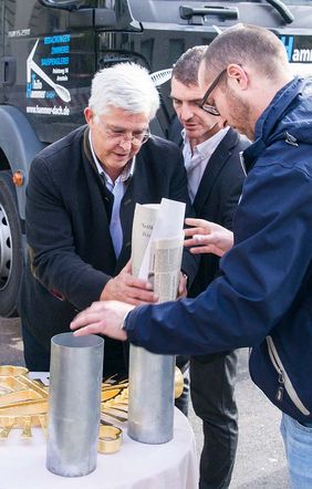Neu in die Zeitkapsel kamen eine Urkunde sowie aktuelle Münzen und Publikationen.