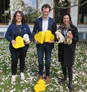 Bei der Übergabe der Herzboxen (von links): Claudia Luger vom EDEKA Event-Team, Prof. Dr. Christoph Härtel, Direktor der Würzburger Universitäts-Kinderklinik, und Gabriele Nelkenstock vom Verein „Hilfe im Kampf gegen Krebs“.