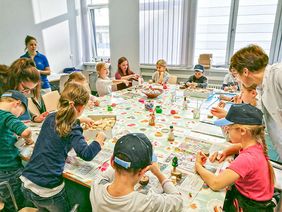Kinder basteln mit verarzteten Fingern