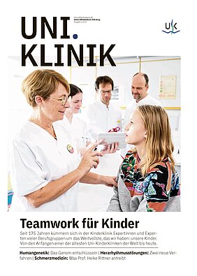 Die Titelseite der Mainpost-Beilage zeigt im Vordergrund eine Schwester, die bei einem Kind Fieber messen will. Im Hintergrund stehen noch drei Ärzte die auf einem Tablett schauen. 