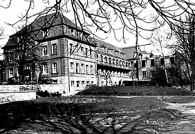 Schwarz weiß Bild der Kinderklinik im Winter - hinten links ist die HNO-Klinik noch im Bau