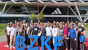 Gruppenbild bei Adidas mit BZKF-Logo