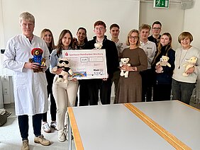 Vertreter der Rhein-Gruppe, der Uni-Kinderklinik und der Elterninitiative freuen sich über die große Spendensumme.