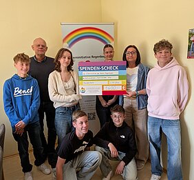 Konfirmandinnen und Konfirmanden aus Mainbernheim übergeben an die Elterninitiative Regenbogen einen symbolischen Spendencheck