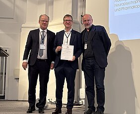 Prof. Dr. Sebastian Walther (Mitte) erhielt am 8. Mai den „Peter Müller Preis für Forschung im Bereich Schizophrenie“. Foto: UKW / privat