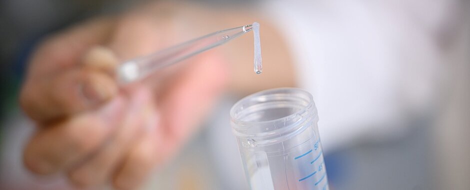 DNA-Extraktion - Durch die Ansäuerung ist ein weißer Faden entstanden